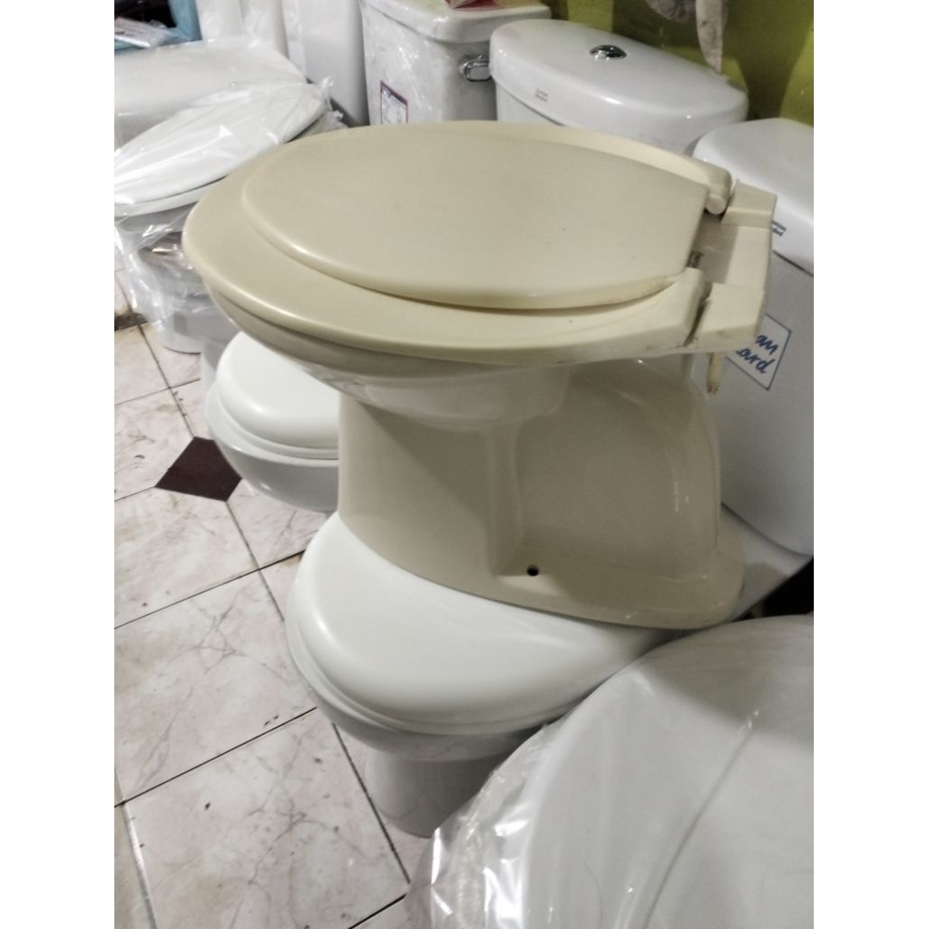 CLOSET DUDUK SIRAM MANUAL AMERICAN STANDART WARNA CREAM