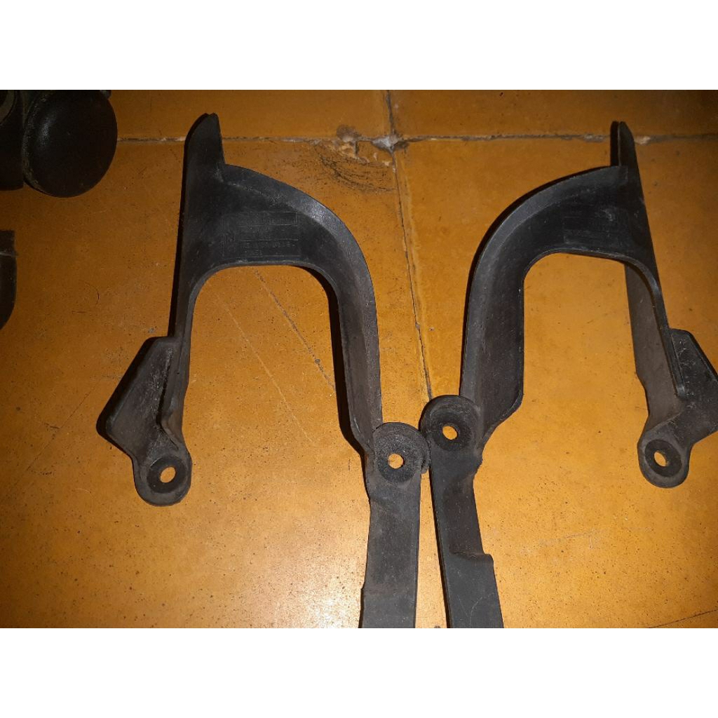 Dudukan spakbor KTM RC 200/250/390 / cover shock depan