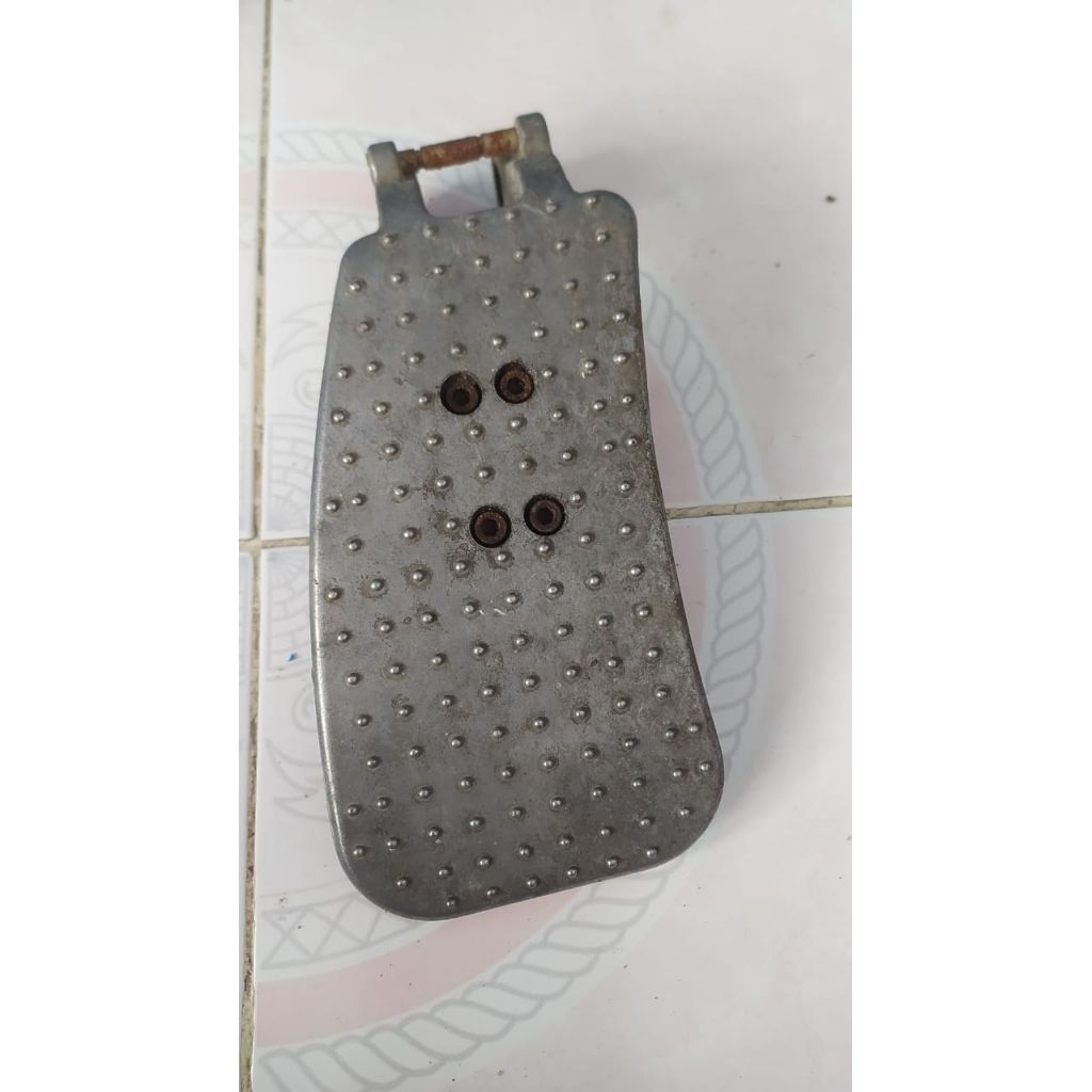 Sparepart pedal skuter anak roda 3 bekas normal bahan besi