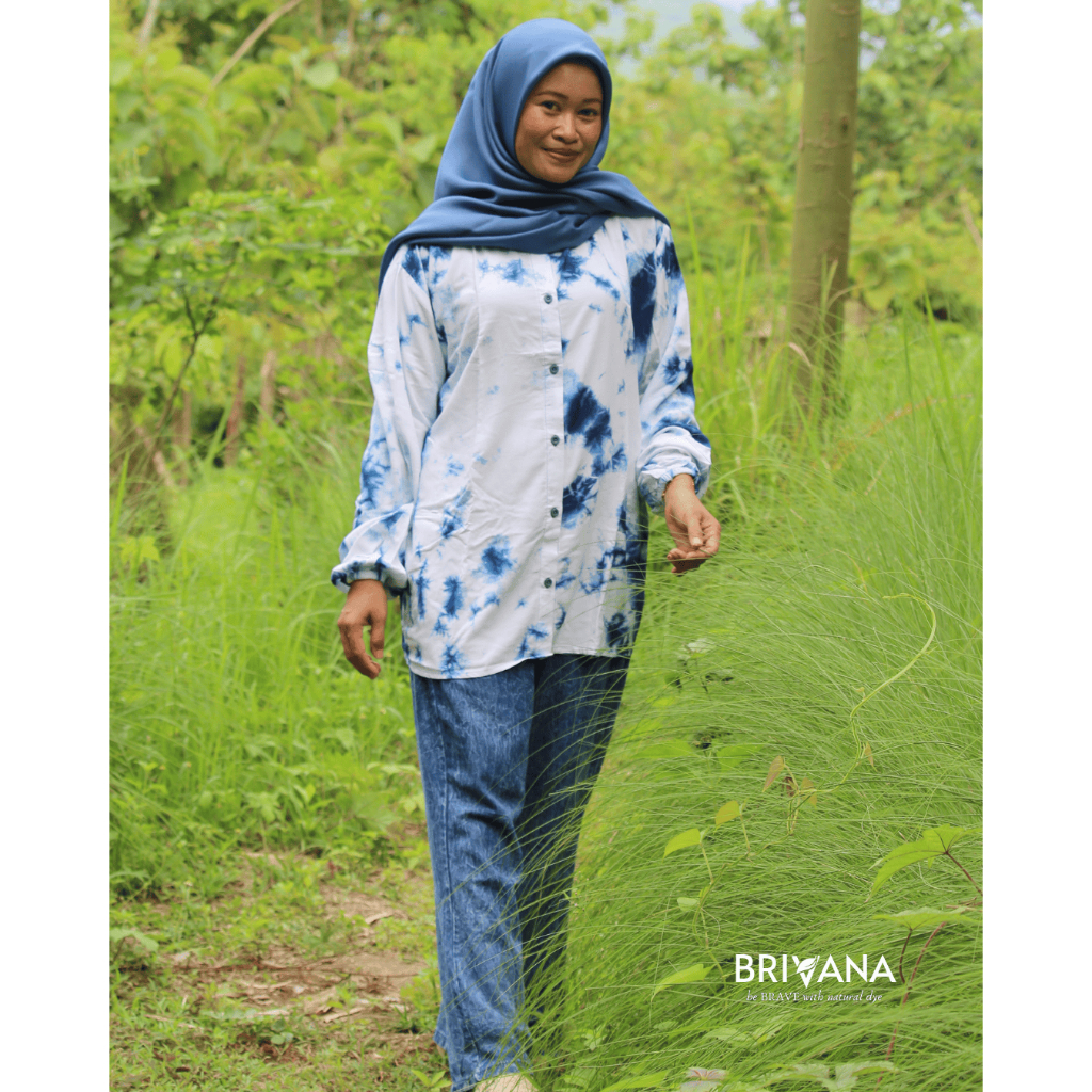 Brivana Blouse Wanita Rayon Motif Abstrak Shibori Handmade Warna Alam Indigofera