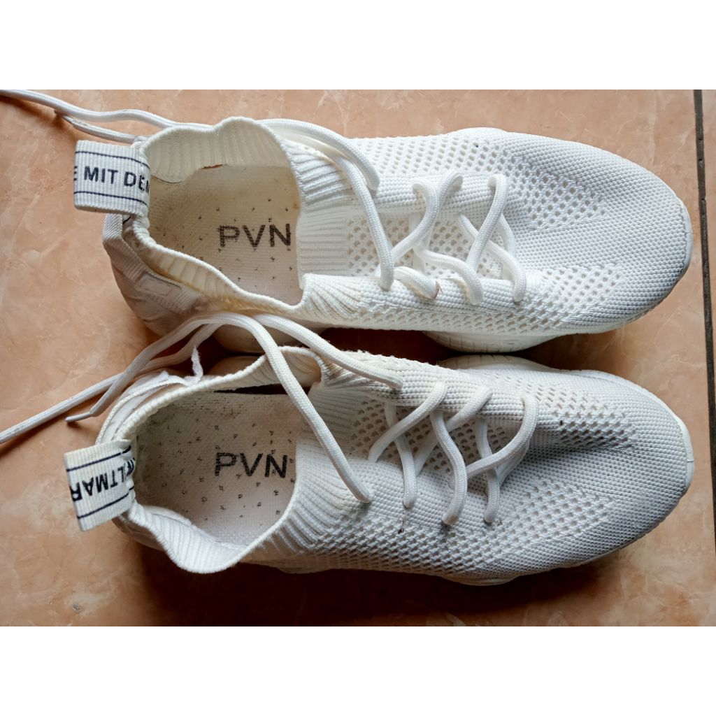 Preloved Sepatu Sneakers Wanita PVN