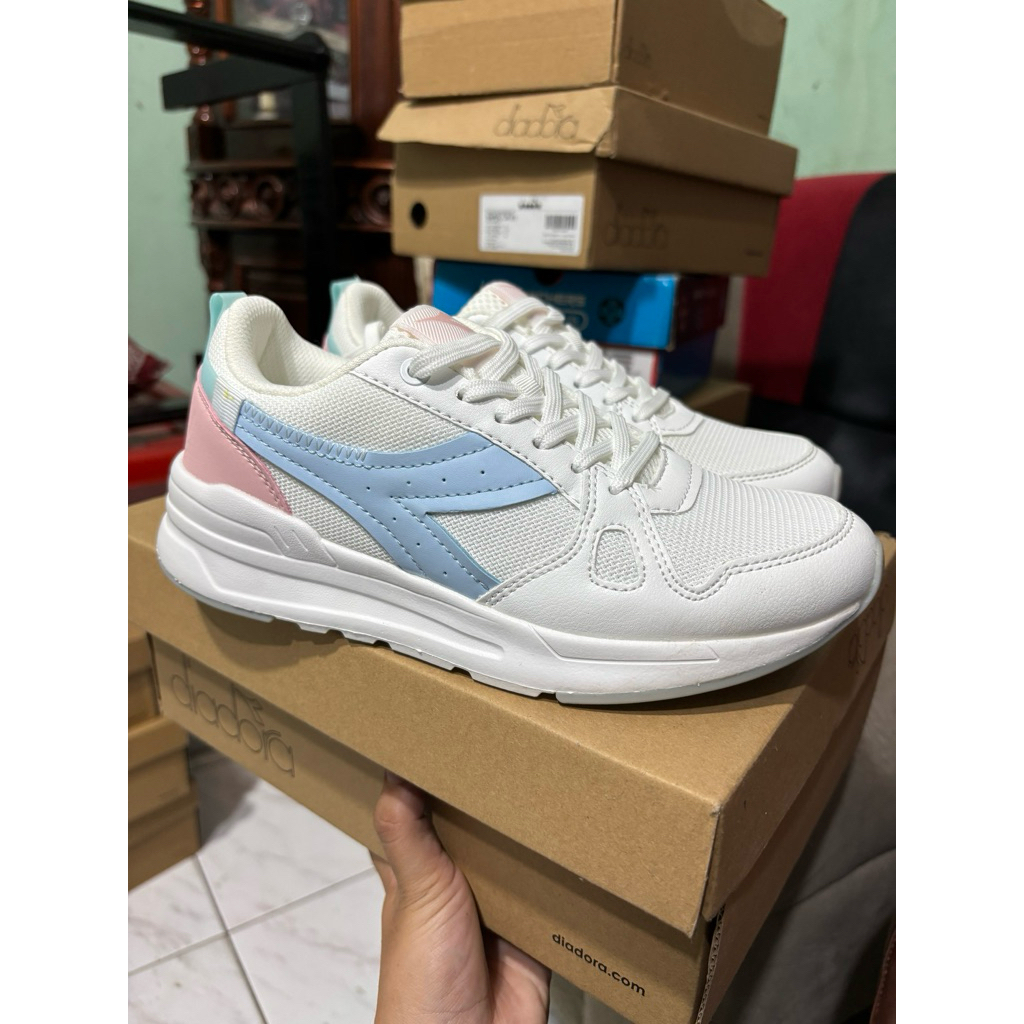 SALE 70% Sepatu diadora women