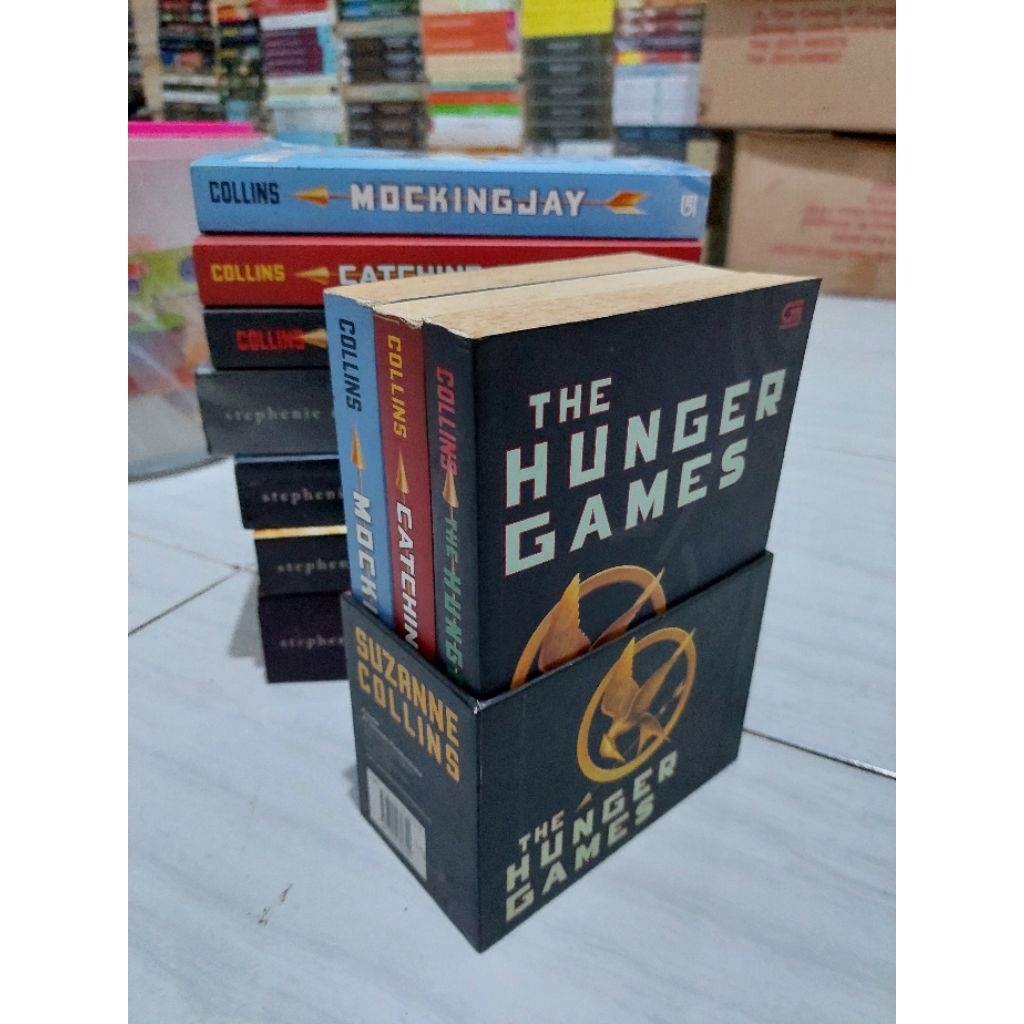 PRELOVED BOOK - Novel The Hunger Games Box Set: The Hunger Games; Catching Fire; Mockingjay - Suzann