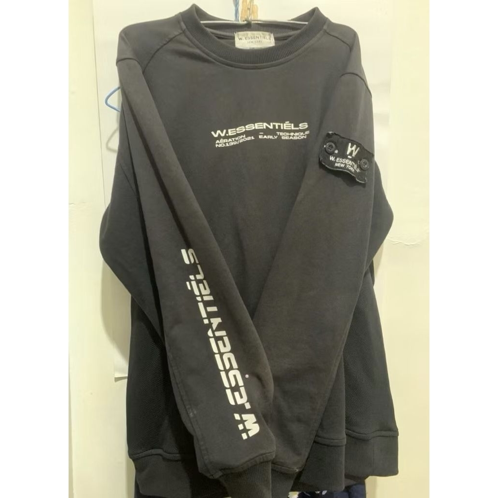crewneck w.essentiels second size L good condition