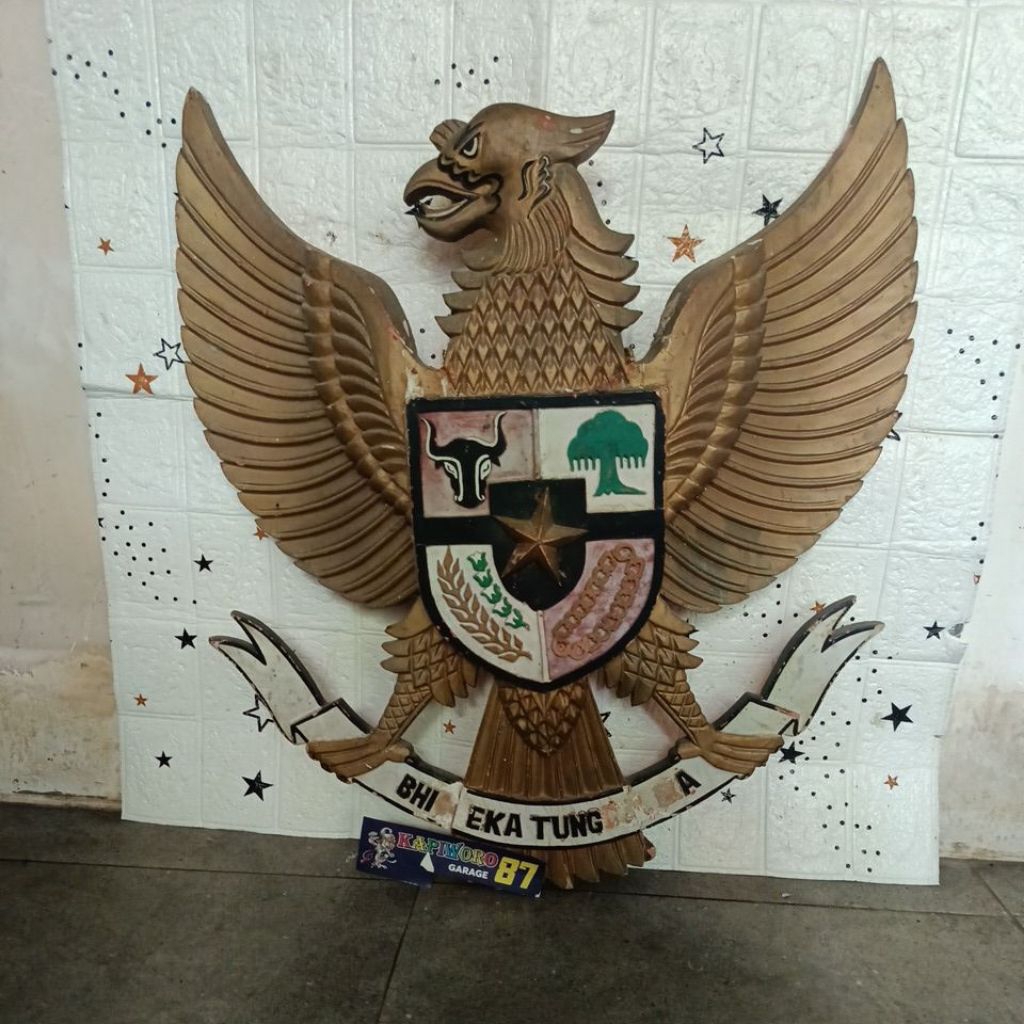 Garuda Pancasila ukir kayu lambang negara Indonesia