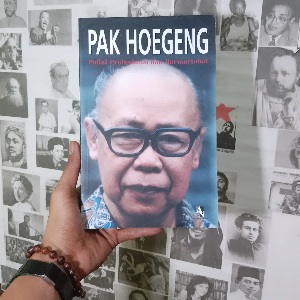 Hoegeng: Polisi Idaman dan Kenyataan: Sebuah Autobiografi | Hoegeng: Polisi dan Menteri Teladan | Ho