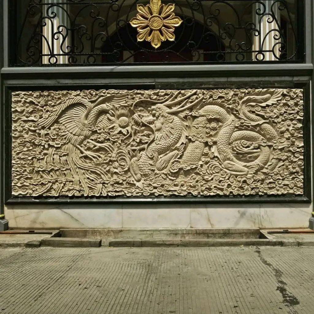 ukiran naga dan burung Hong batu alam