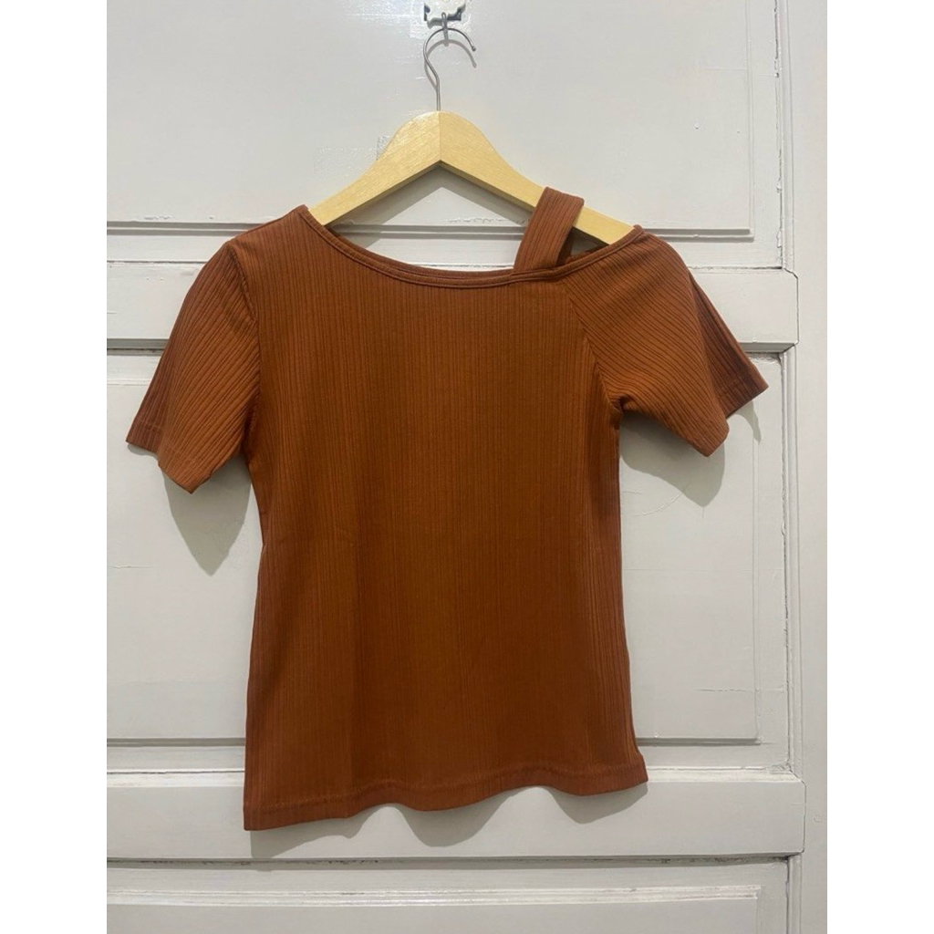 Kaos Sabrina brand GU Uniqlo