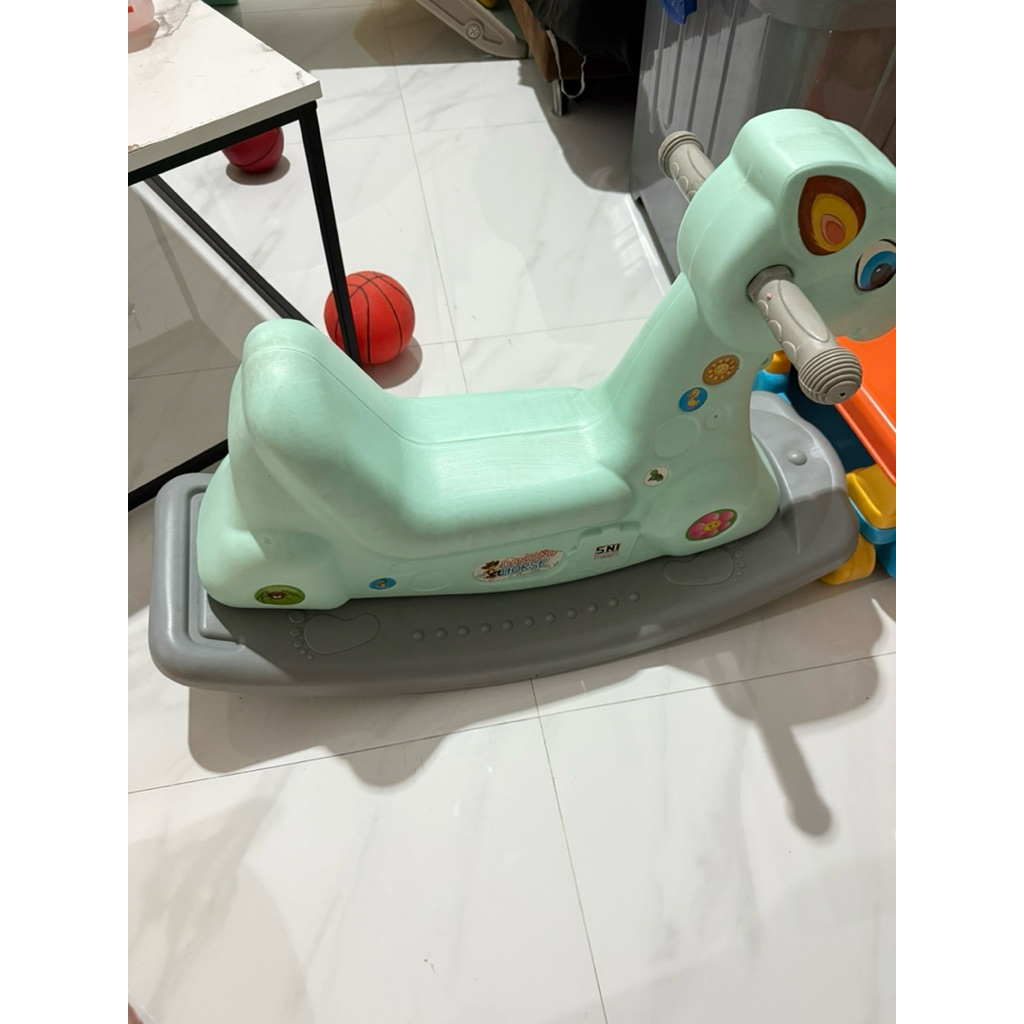 maenan anak kuda ayun dan perosotan