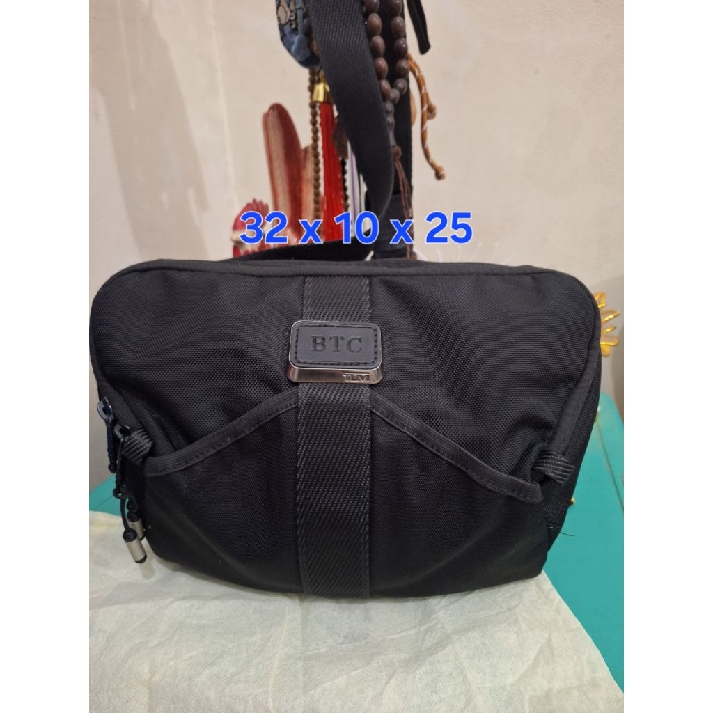 Tas pinggang branded Tumi uk 32 x 10 x 25 
Bertuliskan BTC 
Limited edition 
Barang terawat 
Pemakai