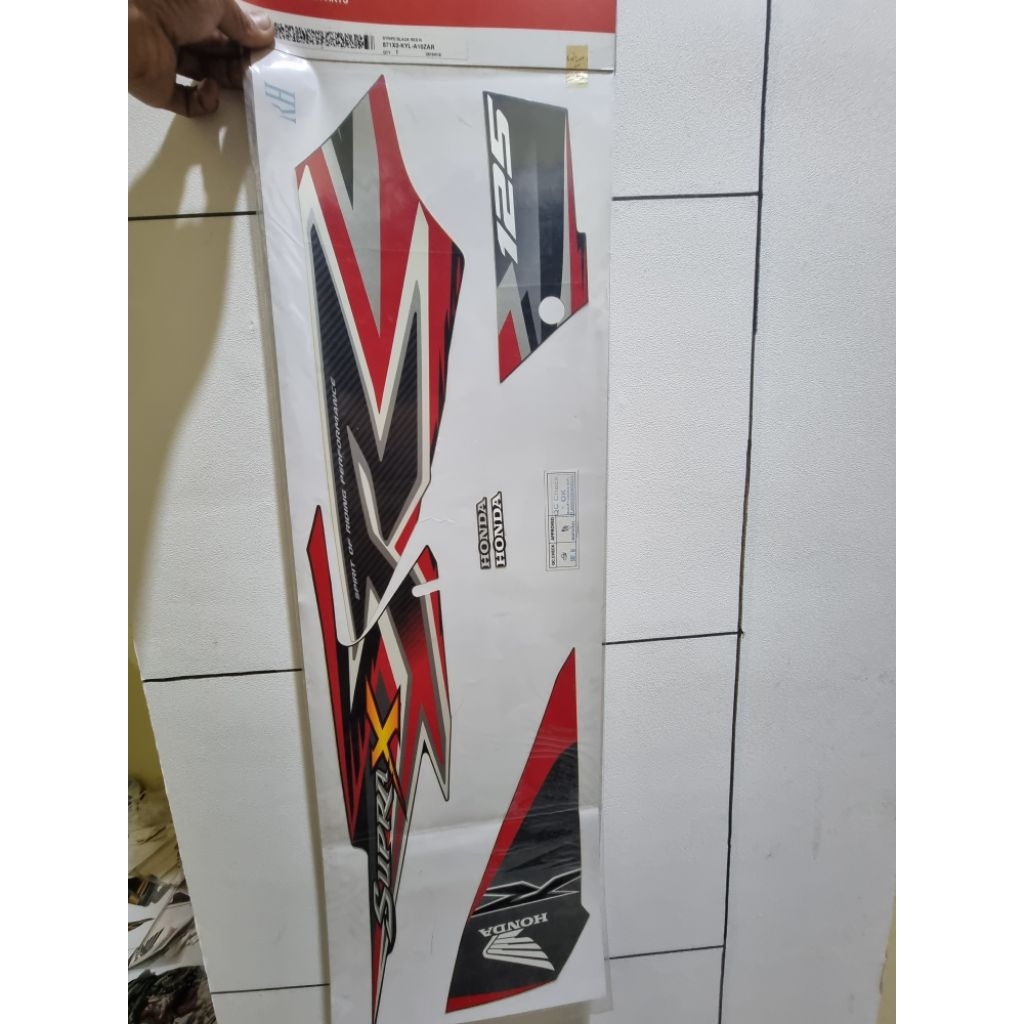 Stripe Black Red R 871X0-KYL-A10ZAR Stiker Kanan Supra X 125 cc Motif R Honda