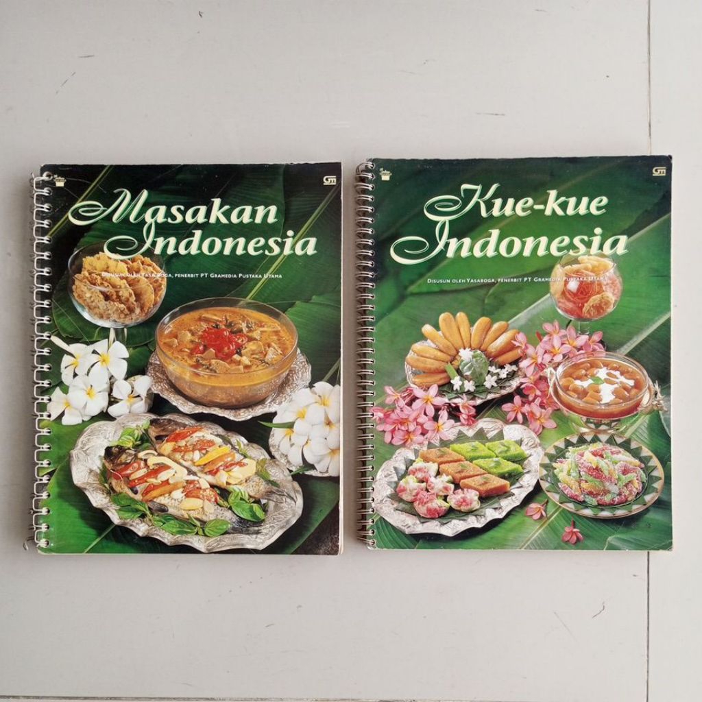 BUKU MASAKAN INDONESIA DAN KUE KUE INDONESIA