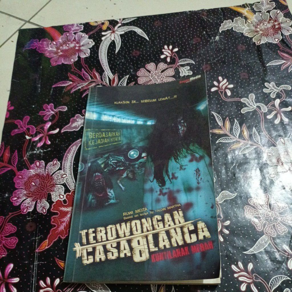 Novel Ruwi Meita - Terowongan Casablanca, Kuntilanak Merah
