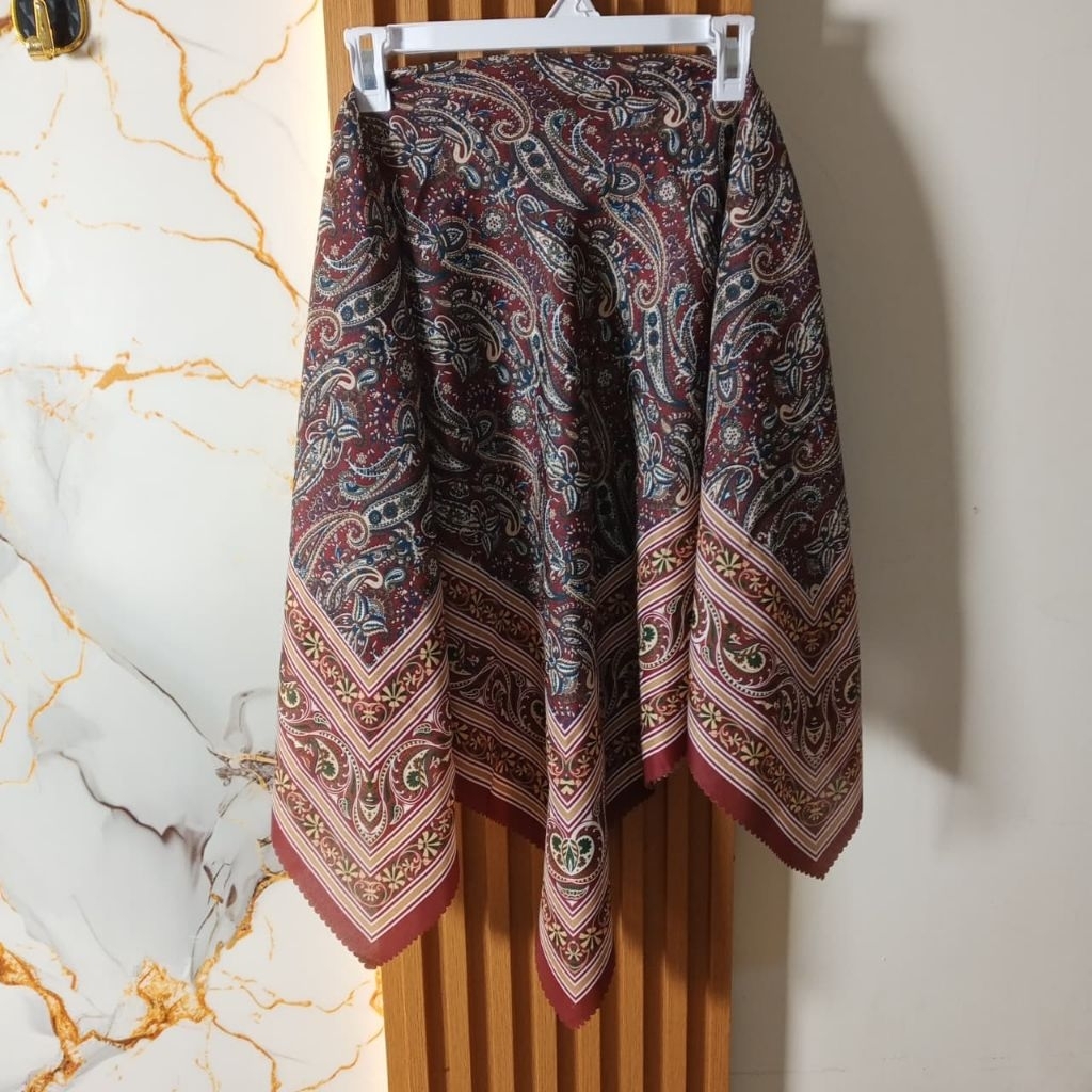 Hijab Turki Segi Empat Motif Elegan dengan Desain Paisley Kombinasi Warna Merah dan Hitam