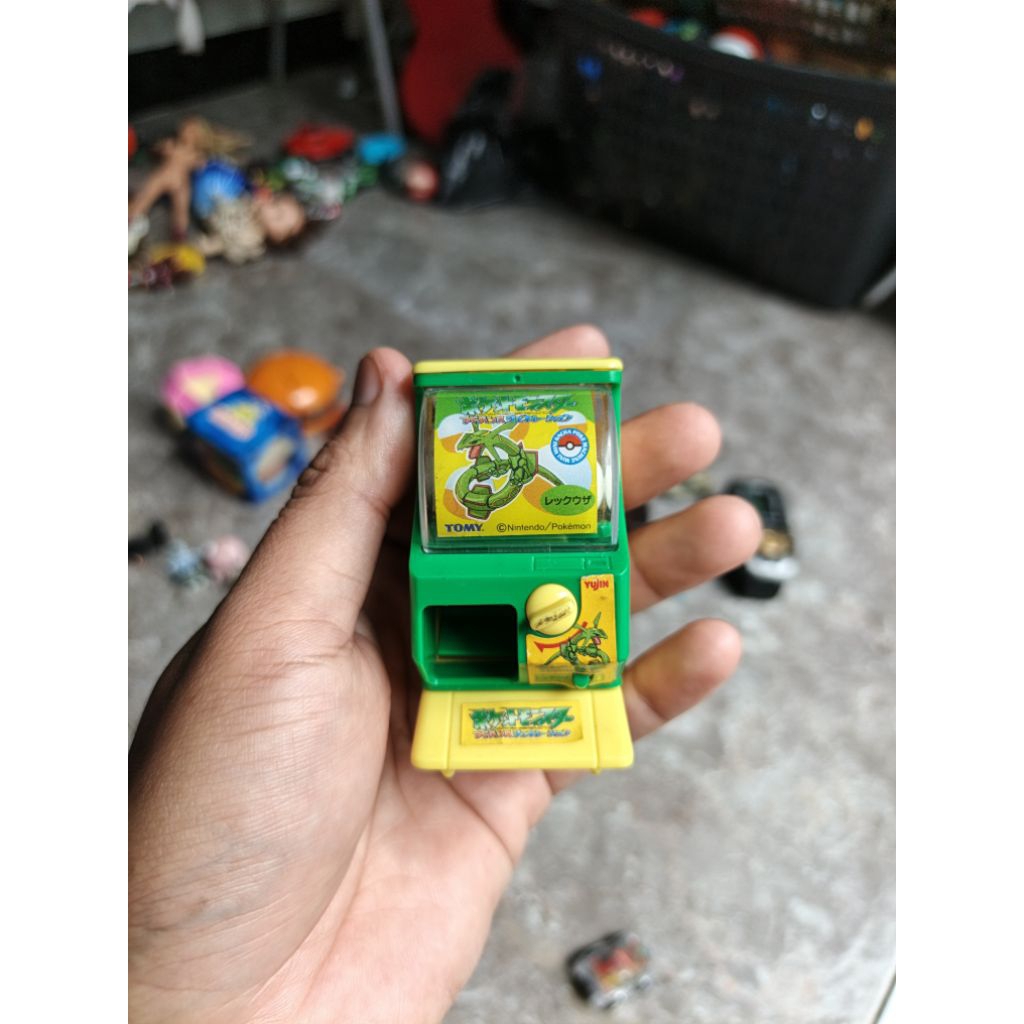 yujin gacha vanding machine figure pokemon
