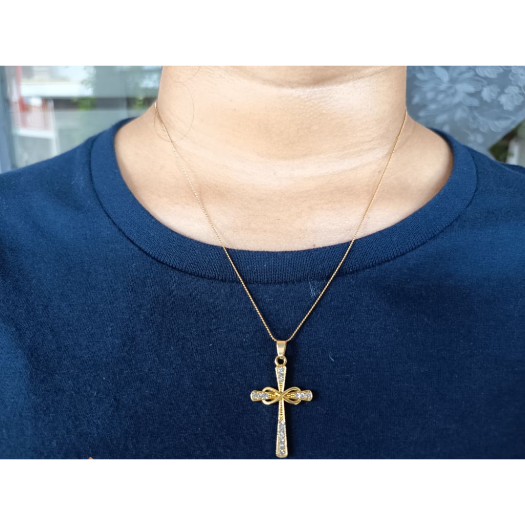 Kalung Salib dan Bunda Maria