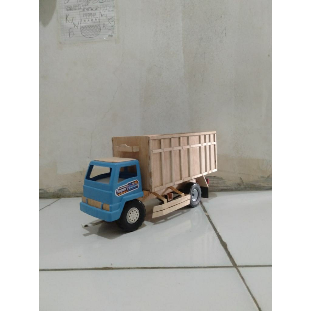 miniatur truk plastik modifikasi