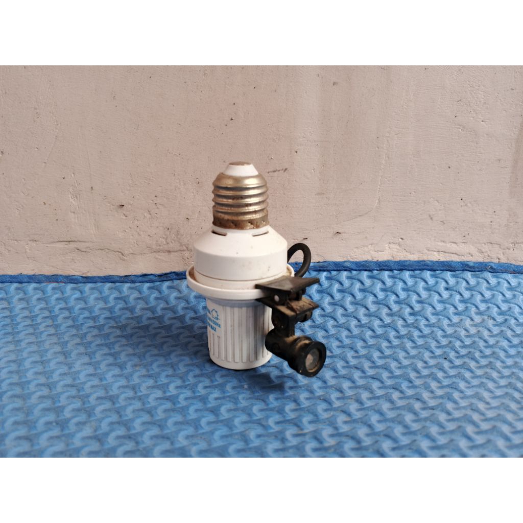 Fitting Lampu Sensor Cahaya/Photosensor Otomatis Meiwa Light Sensor - Fitting Bohlam Lampu Cahaya Ot