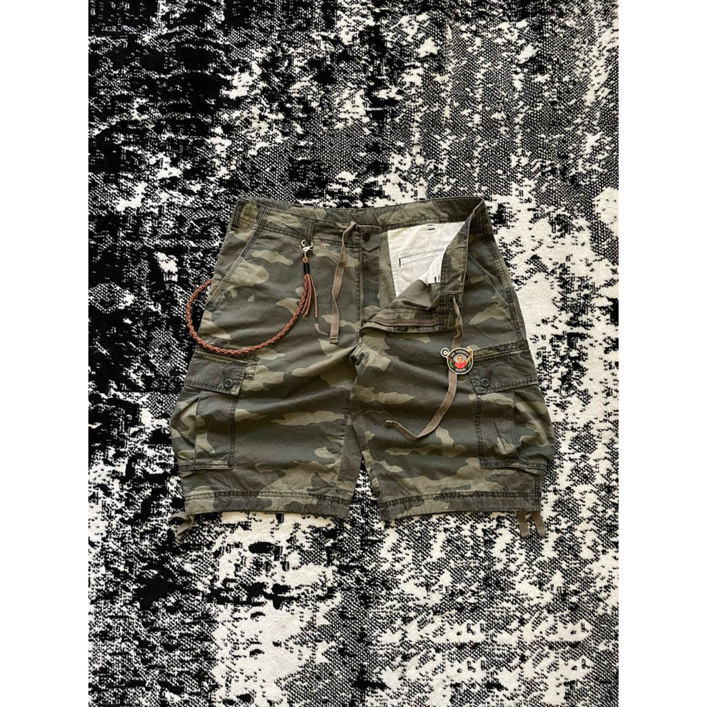 Uniqlo military camo cargo short pants size 38