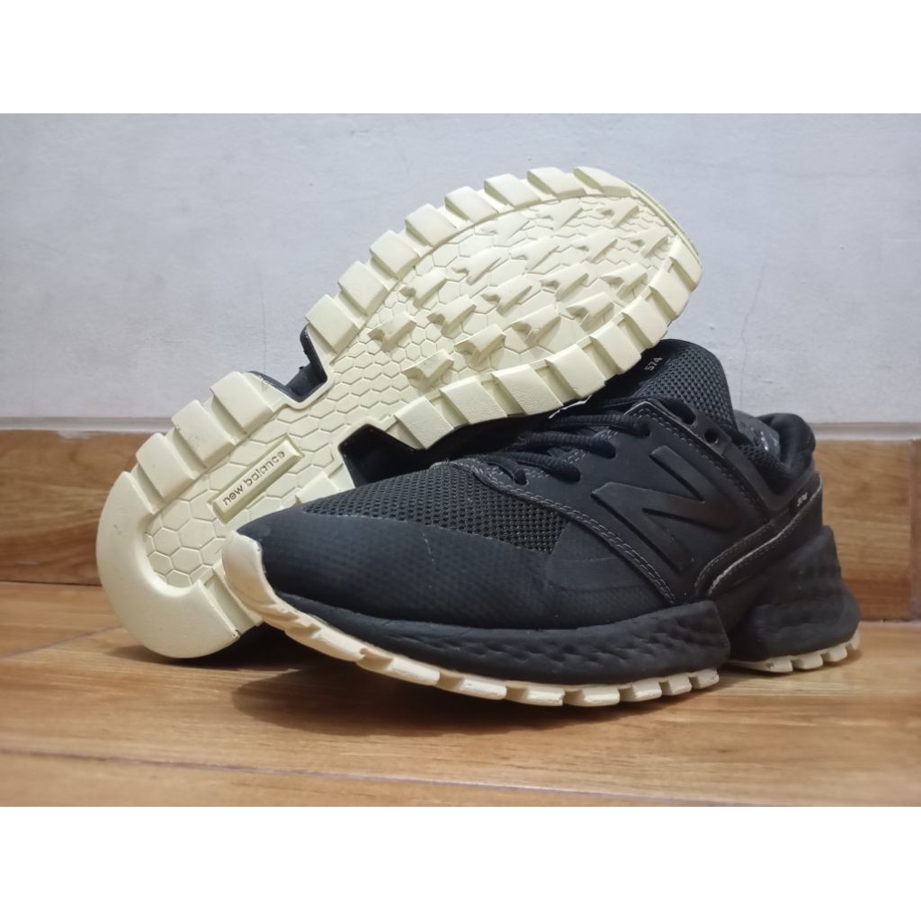 sepatu trail running New Balance 574
