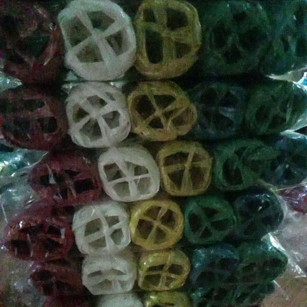 Tali Rafia warna warni