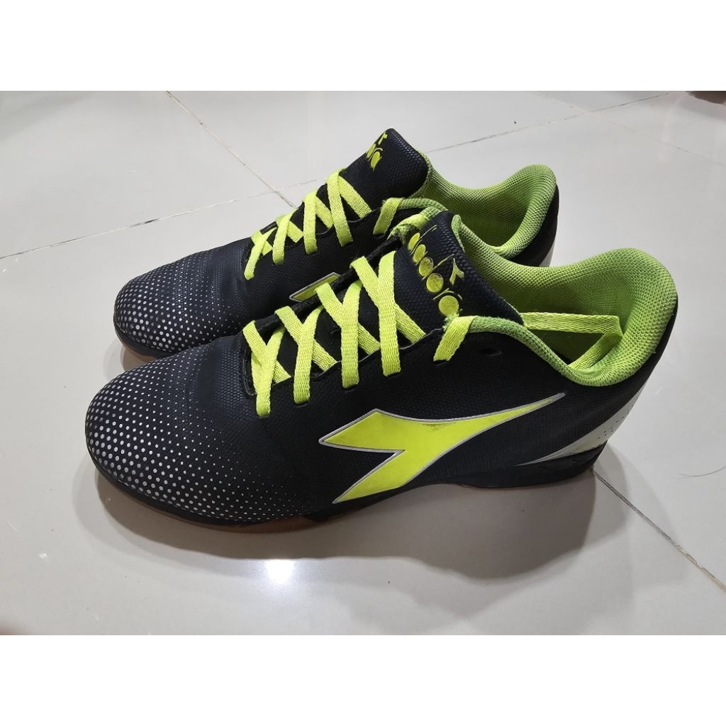 [BEKAS] Sepatu Futsal anak merk DIADORA No.36 - Kondisi Mulus dan masih sangat layak pakai - ORIGINA