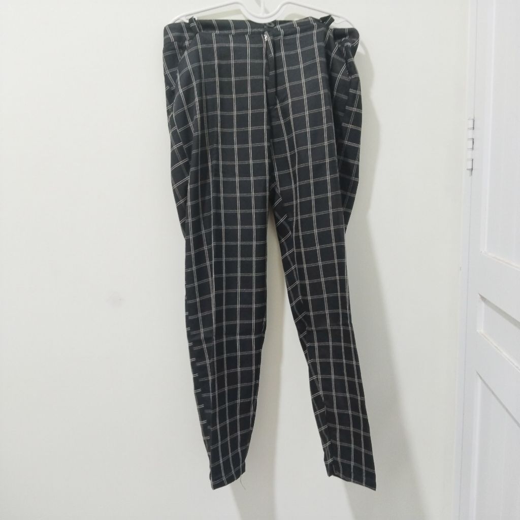 Preloved Bekas Second Celana Panjang Tartan Plaid Kotak Kotak Hitam Putih | Straight Pants Celana Ka