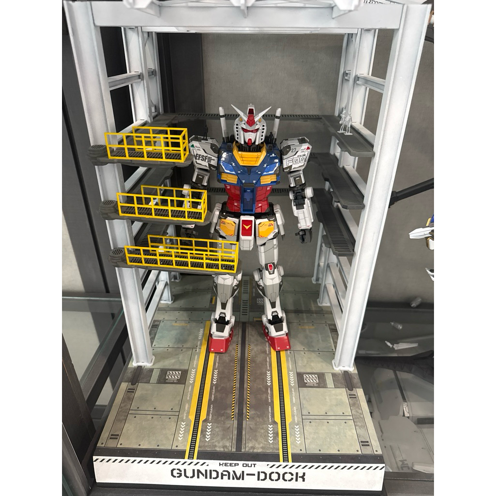 MEGASIZE 1/48 YOKOHAMA Rx-78F00 Gundam Bandai + Dock replica in Yokohama