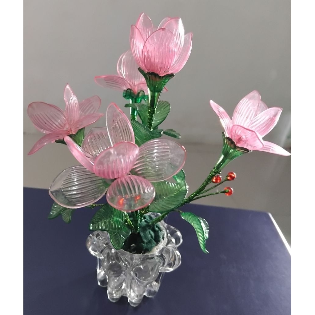 bunga akrilik tulip mekar