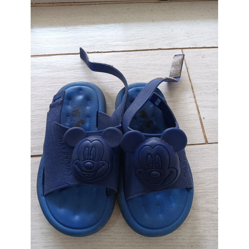 Gabino Sepatu Sekolah, Sendal Mickey (bekas)