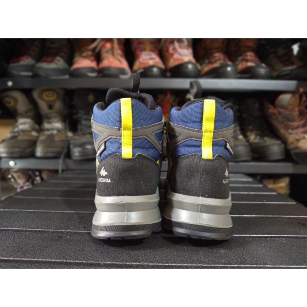 sepatu outdoor second QUECHUA size 39