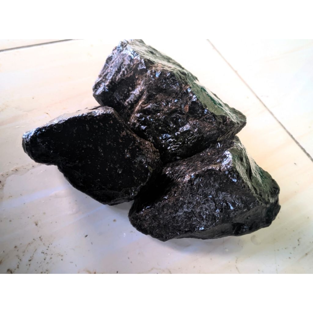 batu obsidian hitam