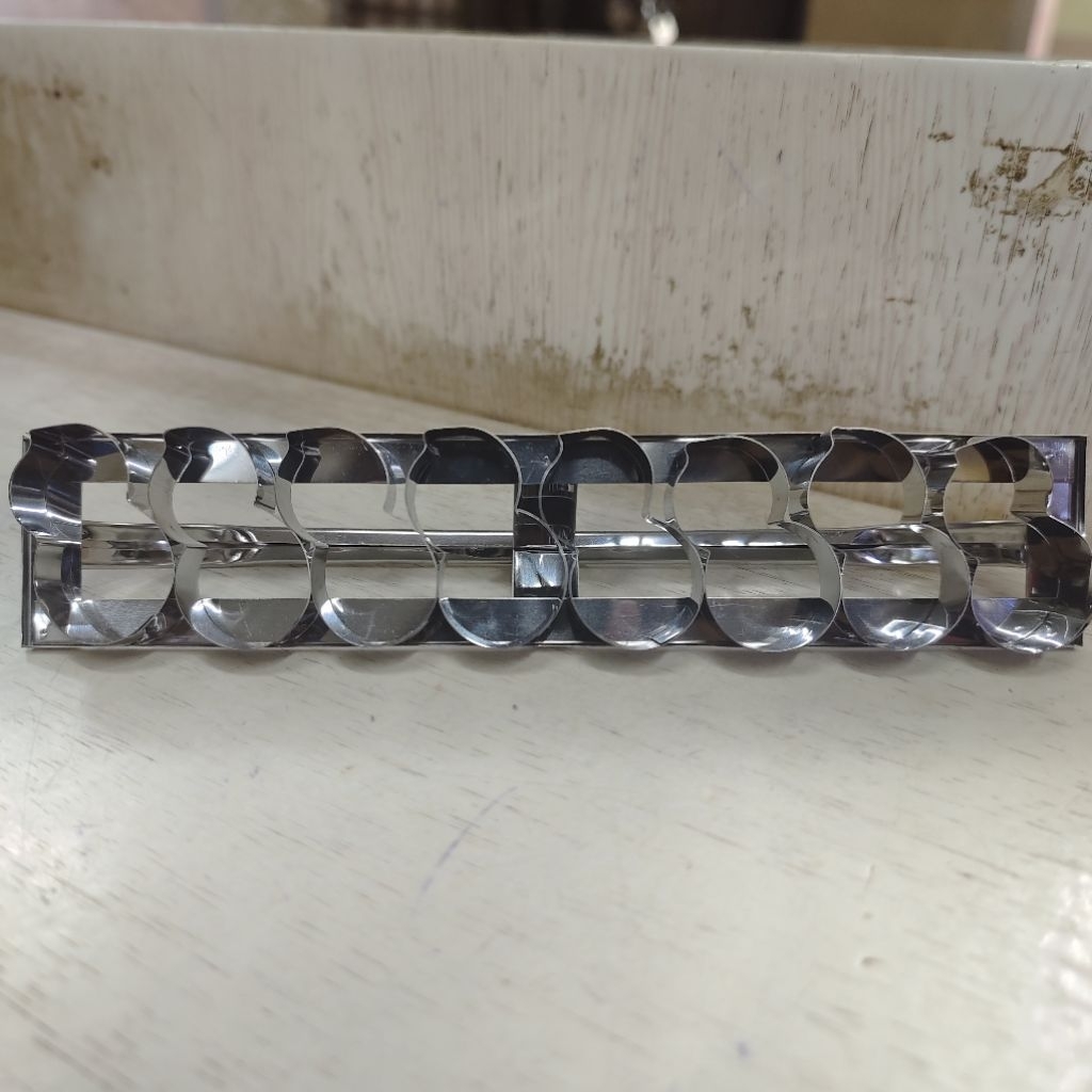 cetakan kue kering bentuk kacang dengan 8 lubang.