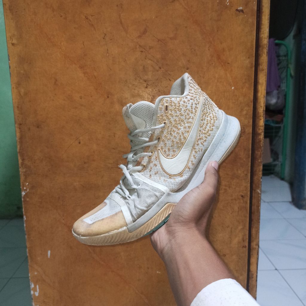 sepatu basket second Kyrie 3 size 44