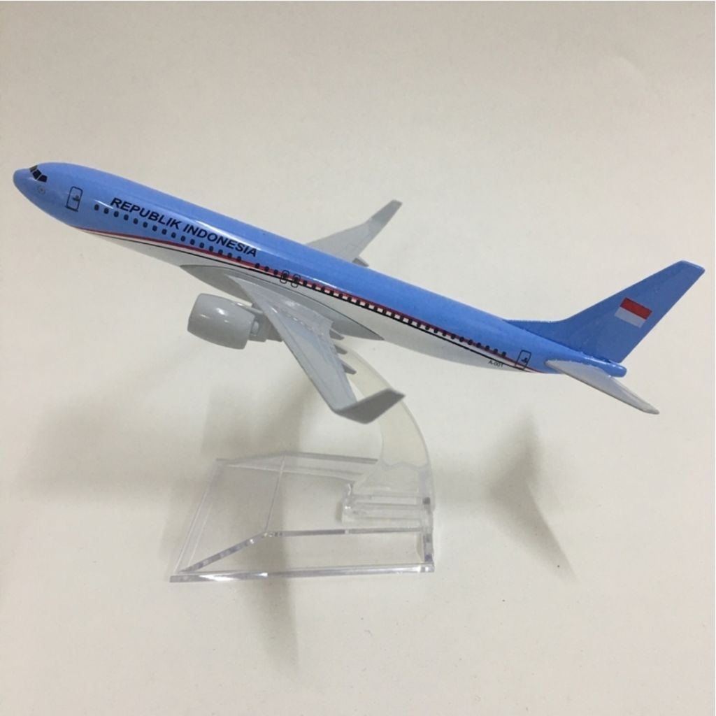 Miniatur Pesawat Republik Indonesia Boeing B737 Panjang 16cm Bahan Metal