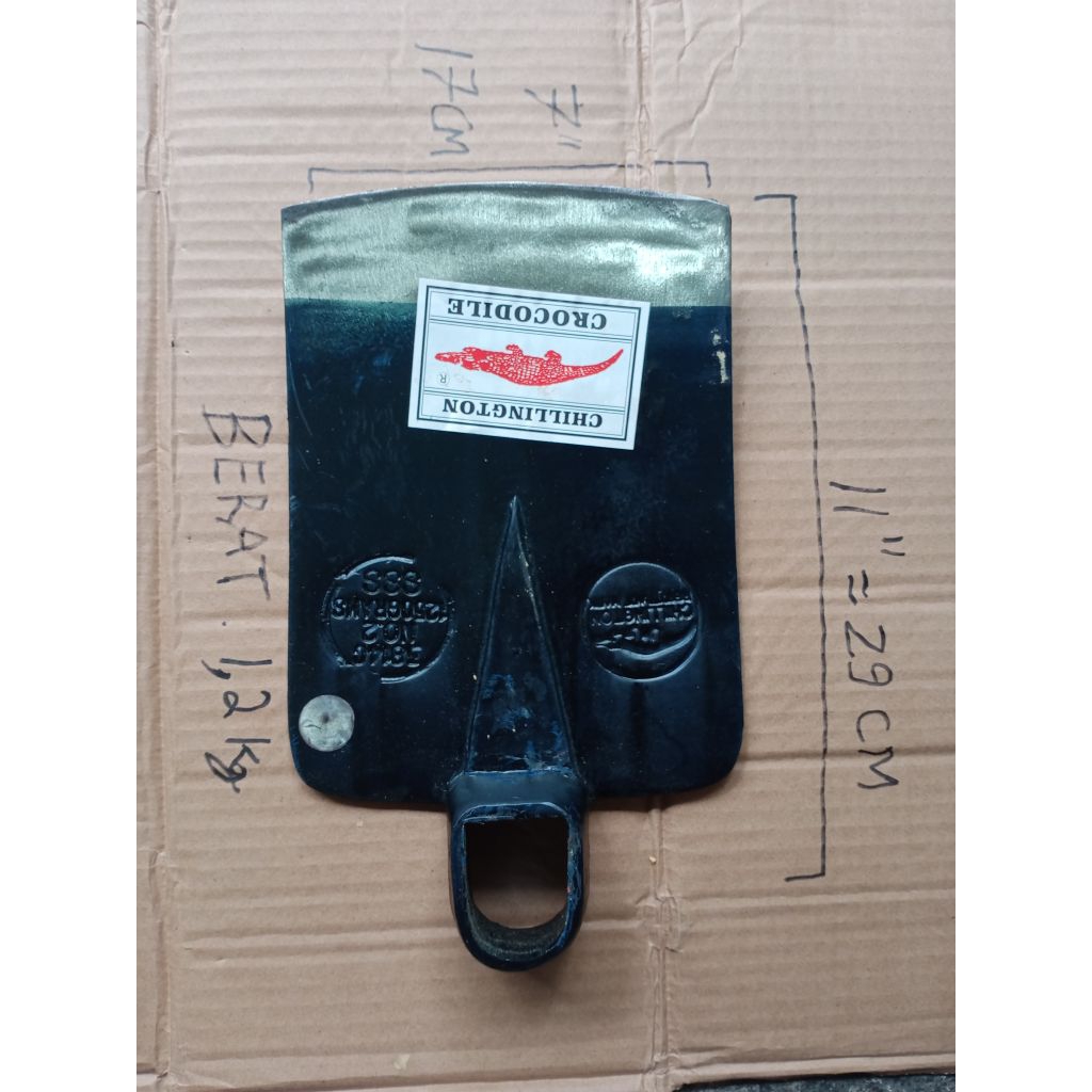 Cangkul cap buaya besar tebal.