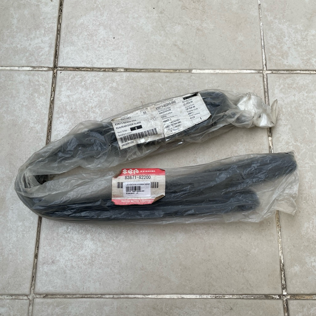 KARET JALUR KACA PINTU DEPAN SUZUKI FORSA ORIGINAL SUZUKI (SGP)