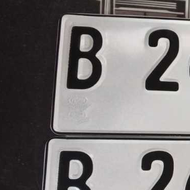 Aksesoris stiker mobil plat putih tulisan hitam font baru