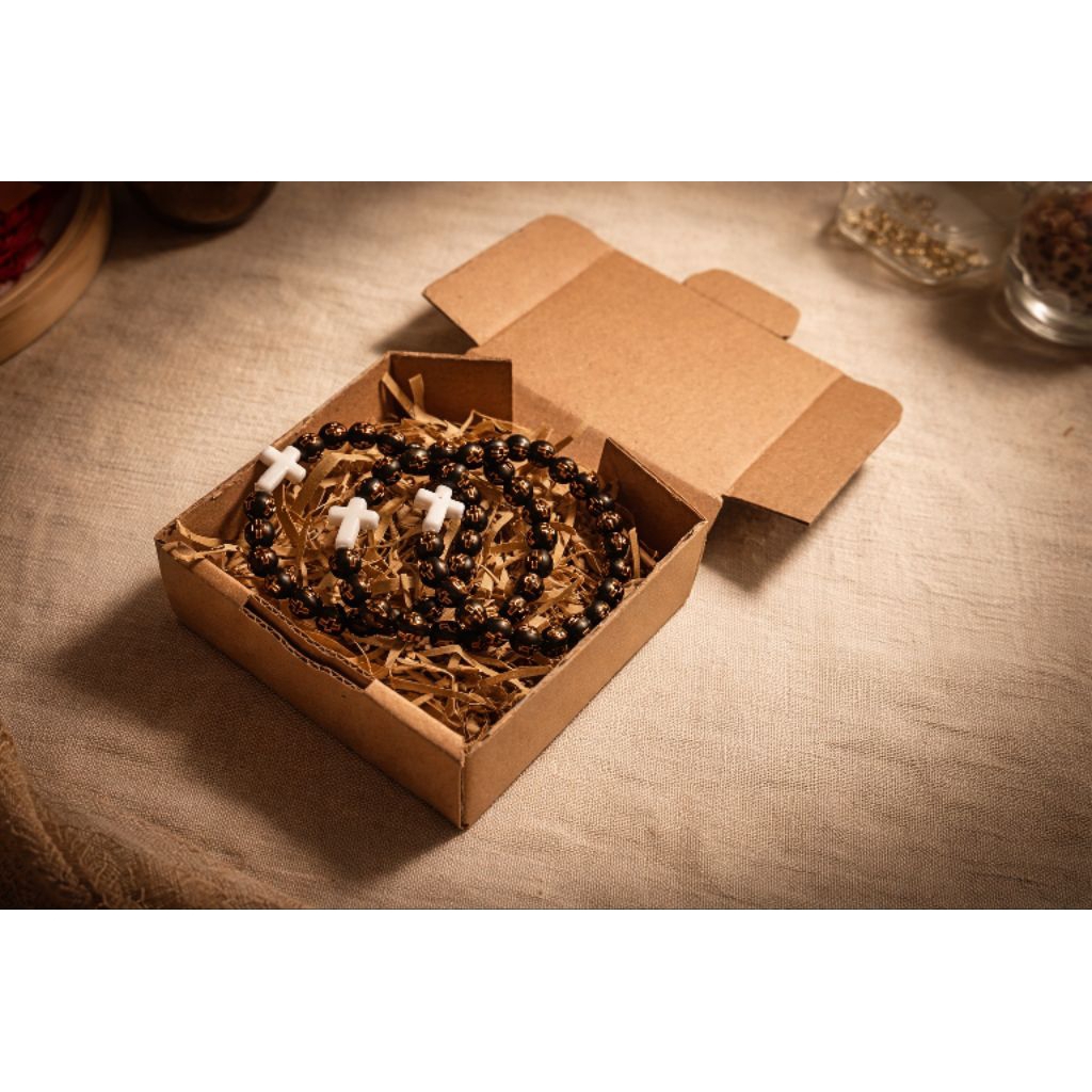 Gelang Rosario Salib Putih Premium – Manik Hitam Motif Emas | Kemasan Box + Greeting Card