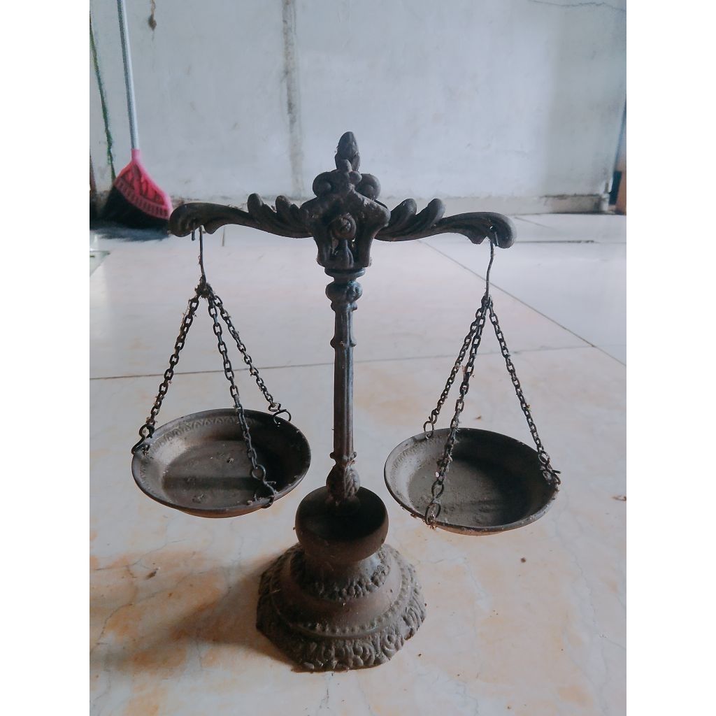barang antik/timbangan keadilan/koleksi langka