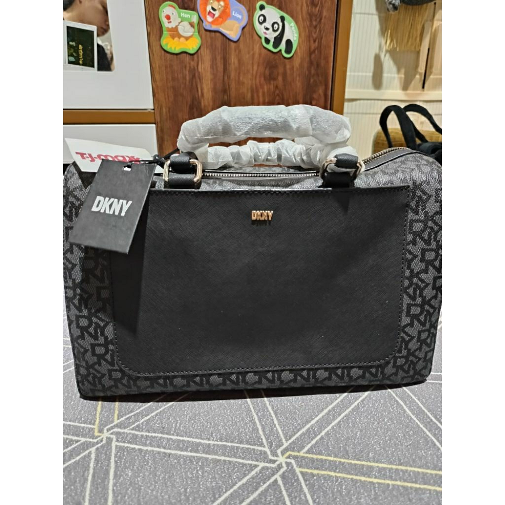 DKNY SLING BAG