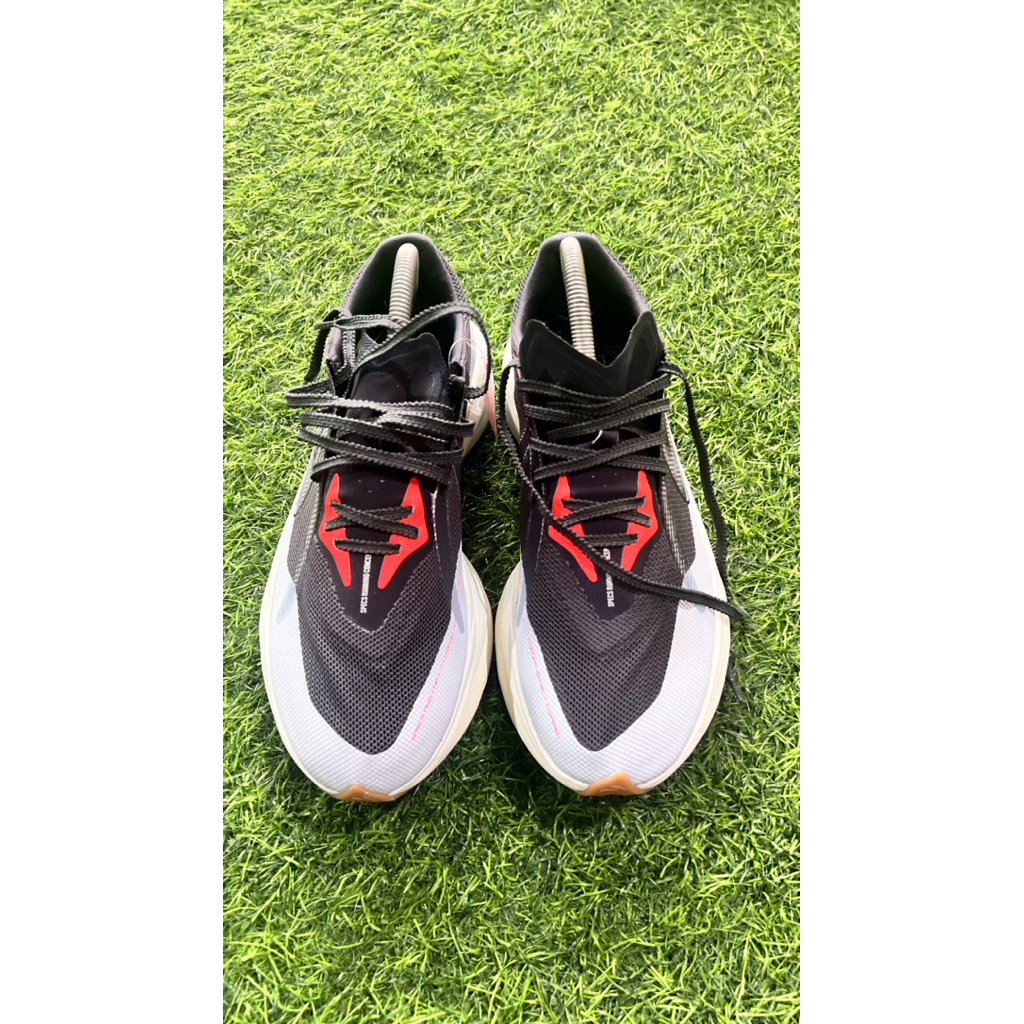 Sepatu Running Specs