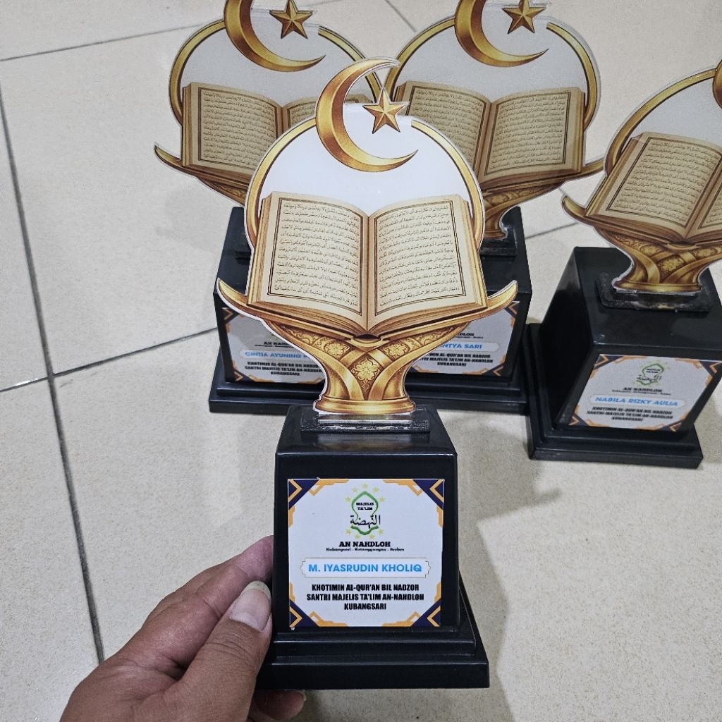 Piala Thropy Akrilik Custom Untuk Wisuda