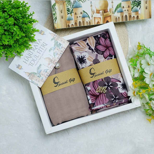 HAMPERS DUET HIJAB SEGI EMPAT UMAMA MOTIF LASERCUT DAN KATUN POLOS