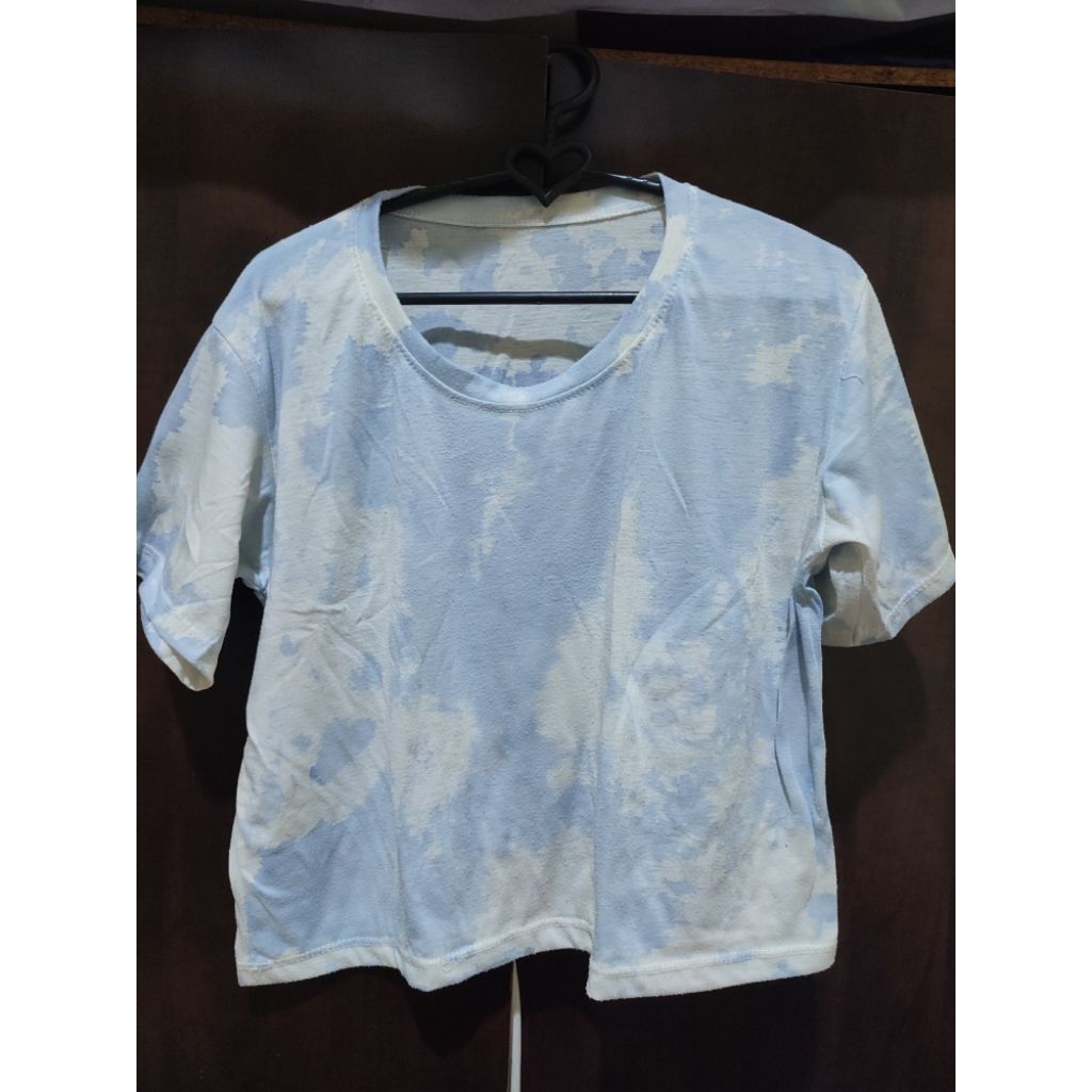 atas wanita / kaos wanita / baju wanita motif abstrak biru putih (preloved)