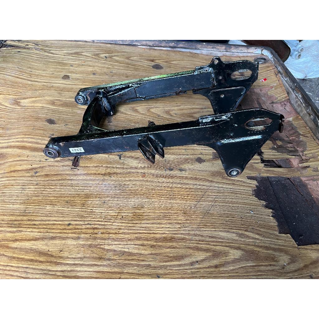 swing arm / supit / lengan ayun belakang motor suzuki a100 econos original / 2323