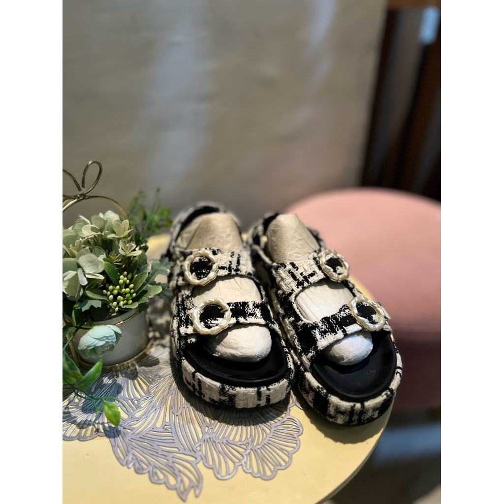 preloved origina Charles n Keith sandal