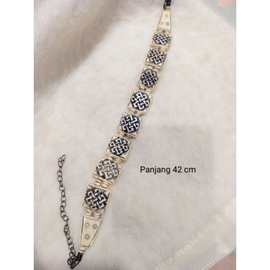 kalung ukir etnik bahan sepertinya bahan tulang pl Singapura