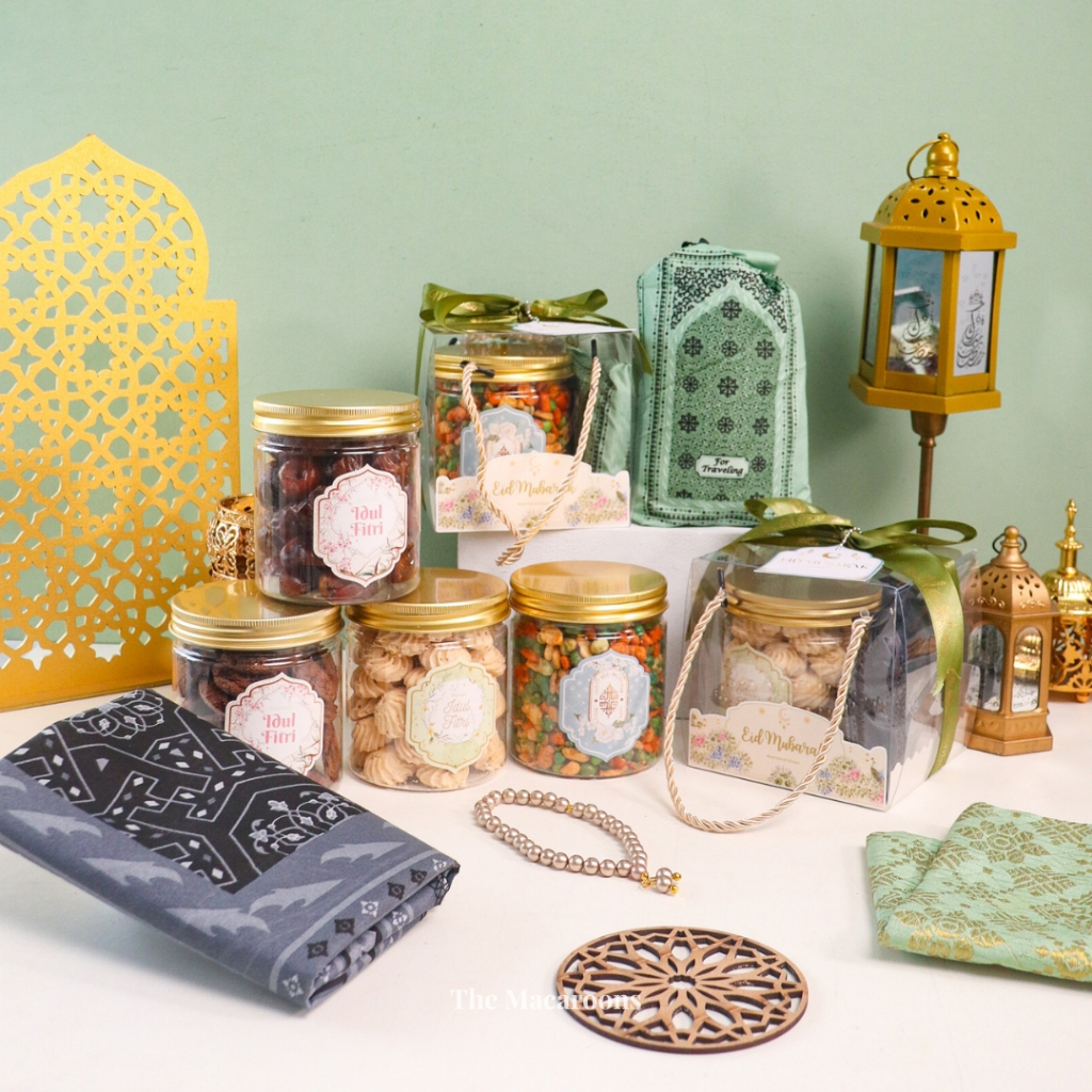 Hampers Lebaran Idul Fitri Box Mika isi 1 Jar Kue Kering dan Sajadah Travel Tasbih - Parcel Souvenir