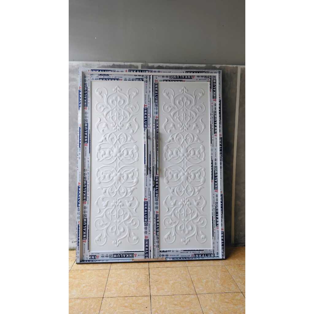 Pintu Aluminium Premium 2 Daun dengan Panel Polyester Tebal, Full Ornamen Elegan, Handle Panjang Mod